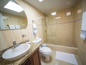 Apartment, 1 Bedroom, Balcony, Garden View | Bathroom
