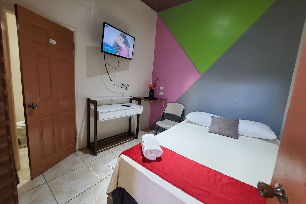 Kamar Single Basic | Didekorasi berbeda-beda dan dilengkapi dengan perabotan berbeda-beda