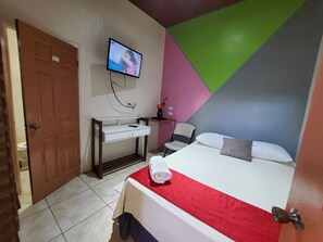 Quarto solteiro básico | Individualmente decorados, individualmente mobiliados