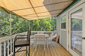 Outdoor dining - Classic Coastal Cottage 3 BR 3.5 Baths Walk to Marina, Beach and Old Baldy (Bald Head Island)