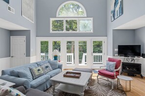Smart TV, fireplace, books, offices