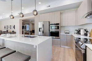 Frigorifero, microonde, forno, piano cottura