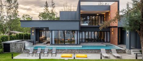 Familienvilla, 2 Schlafzimmer, Strandnähe | Minibar, Zimmersafe, Schreibtisch, laptopgeeigneter Arbeitsplatz