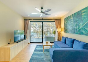 Villa Presidential - 4 sovrum - mot vattnet | Vardagsrum | 40-tums LED-tv med digitalkanaler