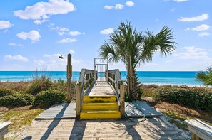 On the beach - ☀️Beachfront 30A Penthouse with Incredible Views-Endless Sea☀️ (Santa Rosa Beach)