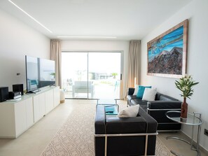 Smart TV, books, stereo
