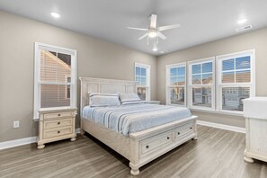 3 bedrooms, WiFi, bed sheets - 3 Bdrms- 4 Beds- Dog Friendly, Pub, Beach Shuttle (North Myrtle Beach)