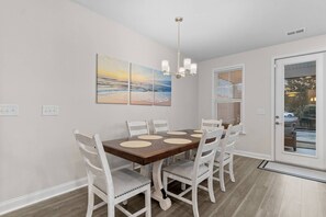 Dining - 3 Bdrms- 4 Beds- Dog Friendly, Pub, Beach Shuttle (North Myrtle Beach)