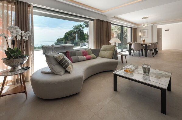 Fernseher, Tischtennisplatte