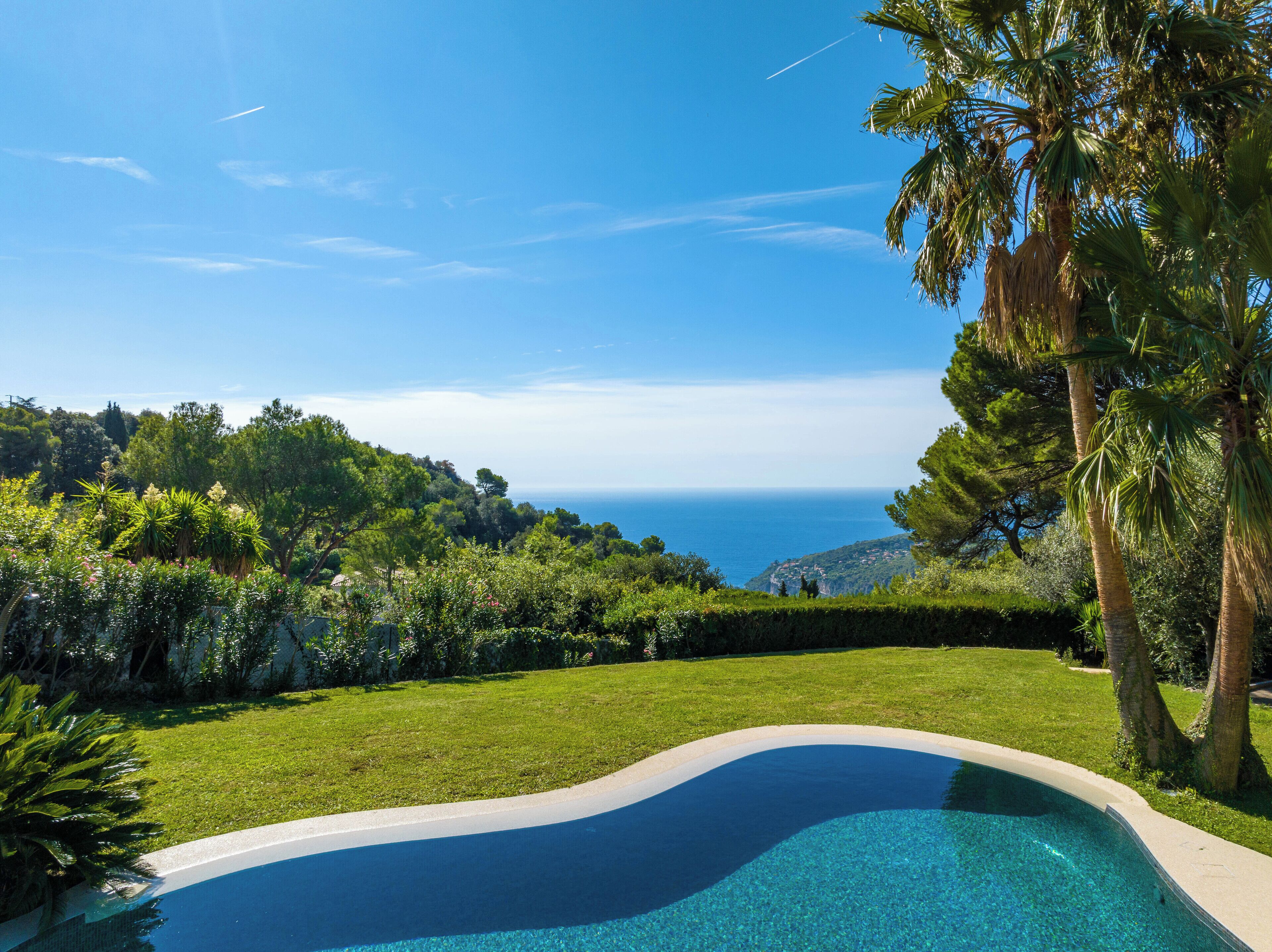 Utendørsbasseng og et oppvarmet basseng