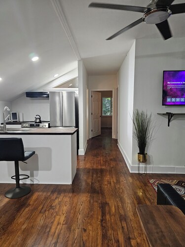 Cozy 2 Bedroom 2 Bath Guest House on the Lake - BBQ in the Park-Like Setting