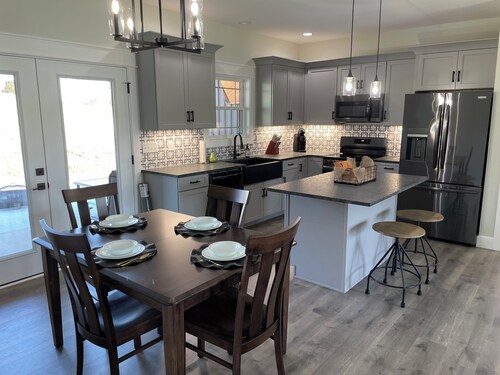 New Quiet Retreat-Distilleries, Hot Tub Shaker Village, Herrington Lake
