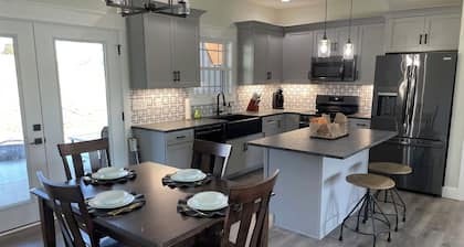 New Quiet Retreat-Distilleries, Hot Tub Shaker Village, Herrington Lake