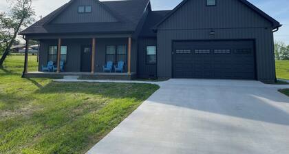 New Quiet Retreat-Distilleries, Hot Tub Shaker Village, Herrington Lake