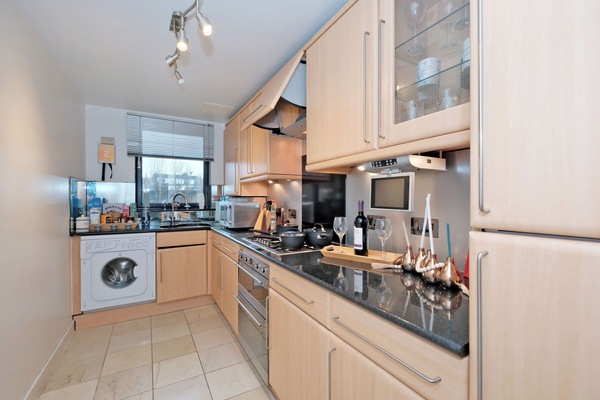 Geladeira, micro-ondas, fogão, torradeira