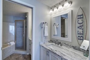 Shower, towels - Gulf-view retreat, updated, balcony, spring & summer ready (Destin)