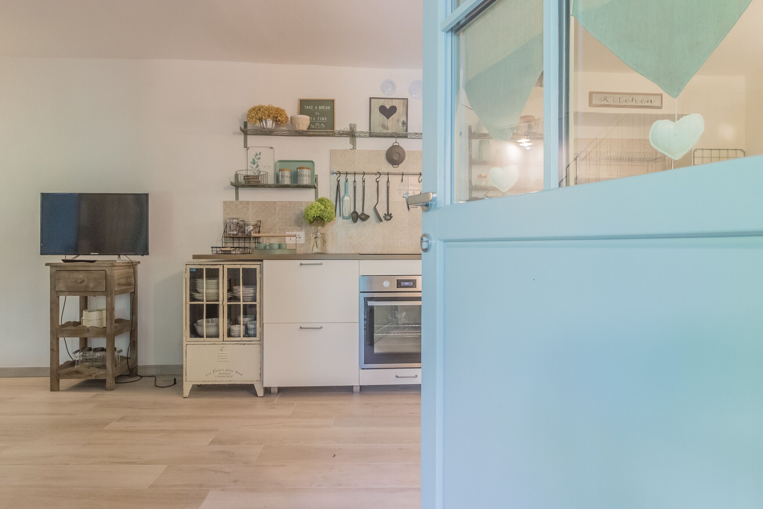 Fridge, oven, coffee/tea maker, electric kettle