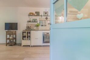 Réfrigérateur, four, cafetière/bouilloire, bouilloire électrique