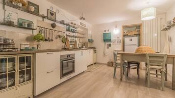 KĂŒhlschrank, Ofen, Wasserkocher mit Kaffee-/Teezubehör, Wasserkocher