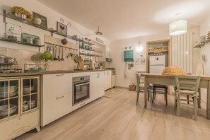 Kühlschrank, Ofen, Herdplatte, Wasserkocher mit Kaffee-/Teezubehör