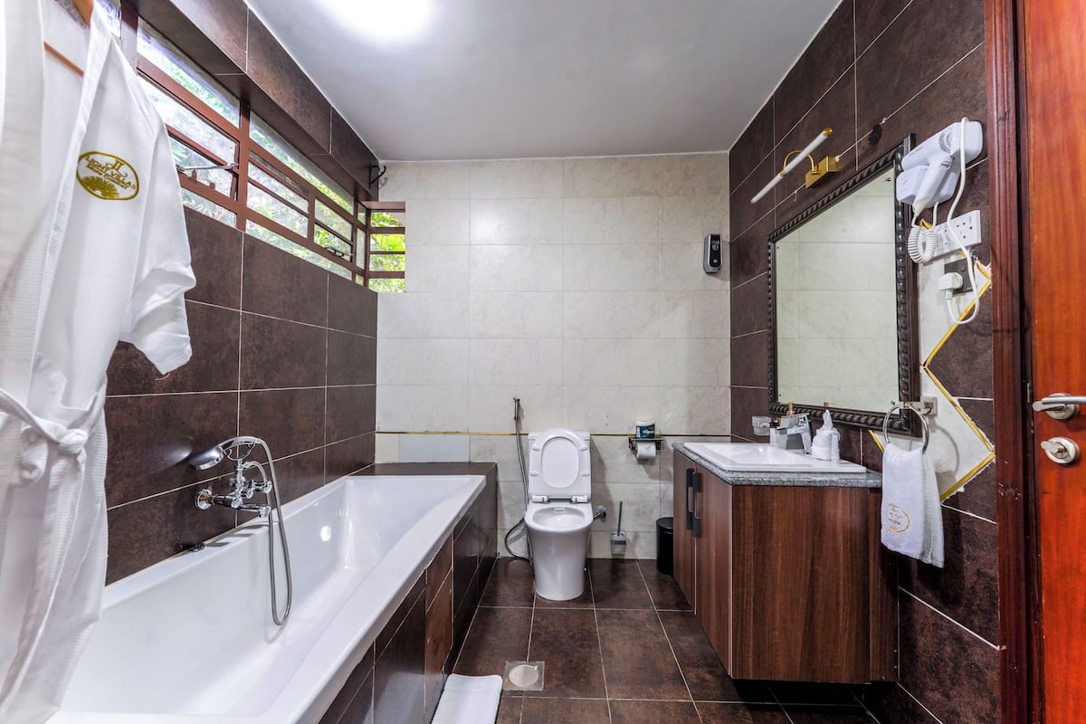 Uma casa de banho moderna com banheira, sanita e lavatório.