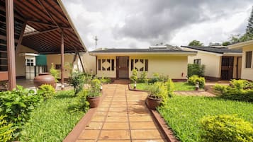 Executive Cottage | 1 bedroom, desk, laptop workspace, free WiFi