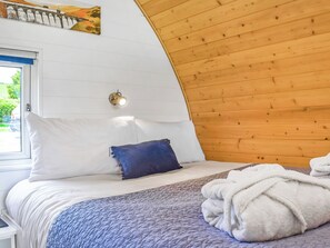 1 bedroom, free WiFi, bed sheets - A lovely glamping pod, with a private hot tub, overlooking the rolling hills. (Abbeycwmhir, near Llandrindod Wells)