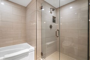 Douche, baignoire à jets, sèche-cheveux, bidet