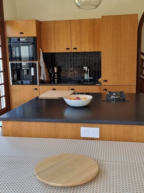 Private kitchen - Belle Villa à Louer à Vaux/mer , Dans Parc Privé, Plage Nauzan à 1min (Vaux-sur-Mer)