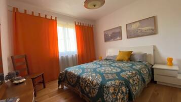 2 quartos, berço de viagem, Wi-Fi de cortesia, roupa de cama