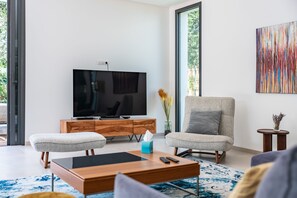 Téléviseur connecté, table de baby-foot, table de ping-pong, imprimante