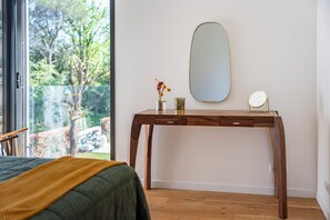4 quartos, cofres nos quartos, escrivaninha