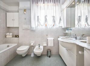 Dusche, Haartrockner, Handtücher, Toilettenpapier
