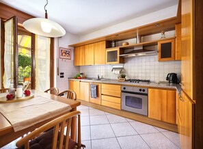 Køleskab, mikrobølgeovn, ovn, kogeplade