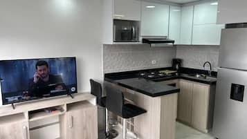 Frigorífico, microondas, horno y placa de cocina