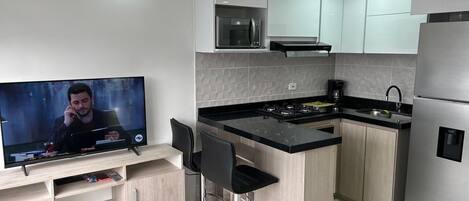 Refrigerador, microondas, horno y parrilla de estufa