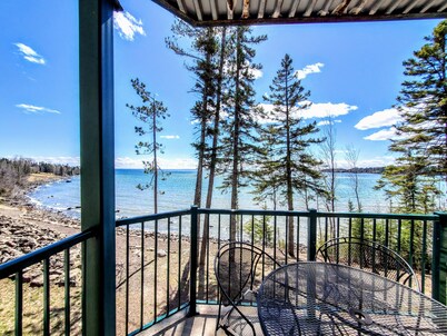 Lakefront Condo: Pool, Hot Tub, Sauna, Fireplaces, Deck