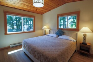 3 bedrooms, WiFi, bed sheets - OCEAN FRONT/BEACH access, RENOVATED House Private Lot, PET Friendly, Short Term (Gabriola)