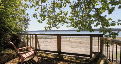 OCEAN FRONT/BEACH access, RENOVATED House Private Lot, PET Friendly, Short Term