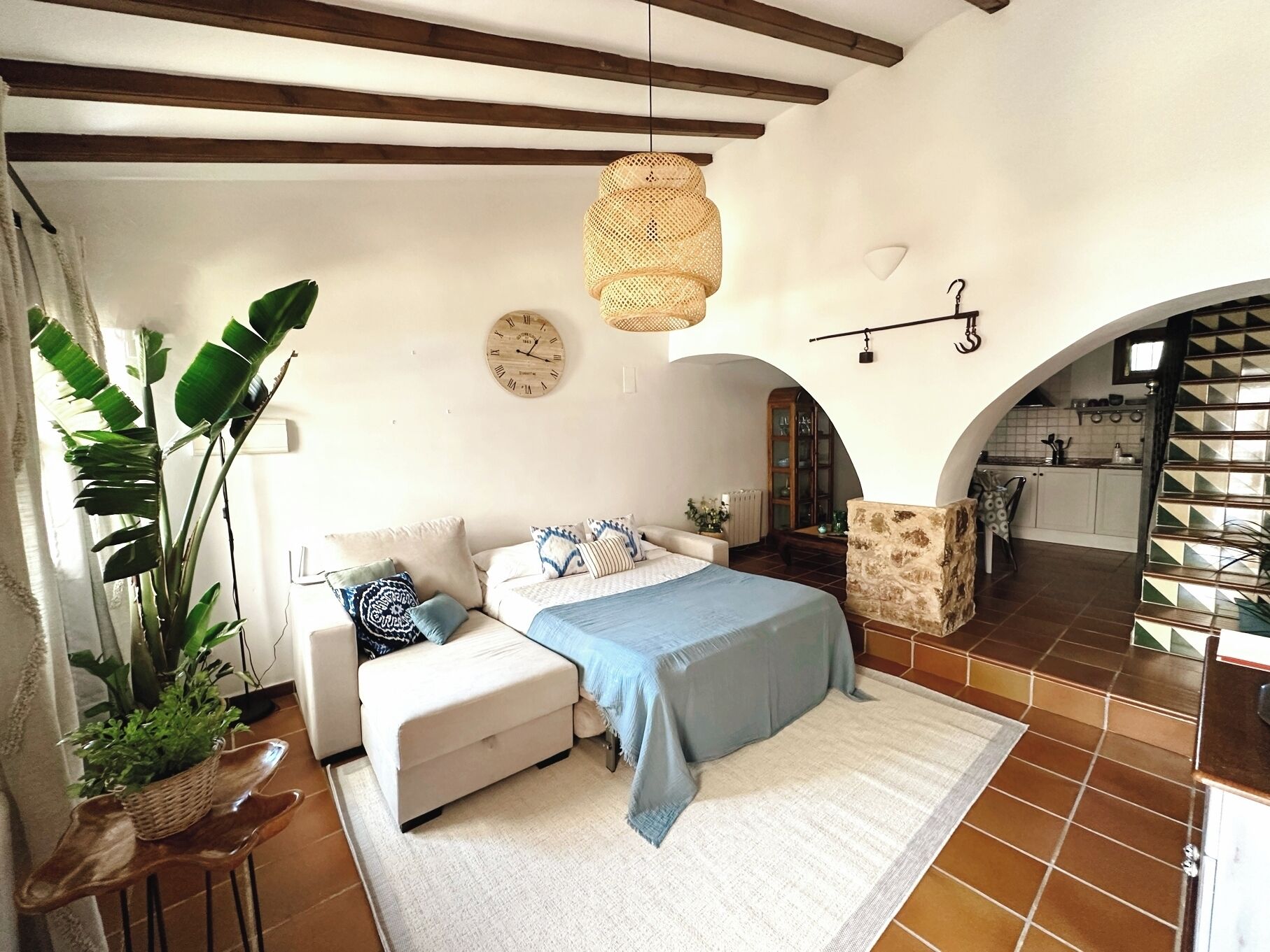 1 dormitorio, caja fuerte, escritorio y tabla de planchar con plancha