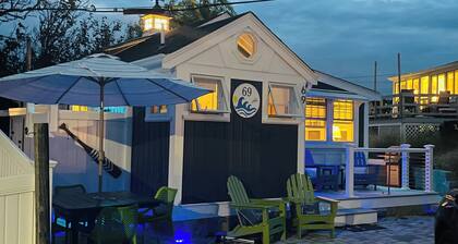 ENCHANTING SEASIDE COTTAGE, STEPS TO THE BEACH!