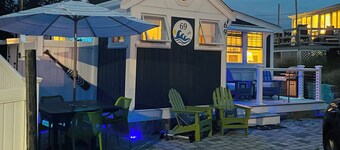 ENCHANTING SEASIDE COTTAGE, STEPS TO THE BEACH!