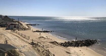 ENCHANTING SEASIDE COTTAGE, STEPS TO THE BEACH!