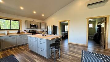 Refrigerador, microondas, horno y parrilla de estufa