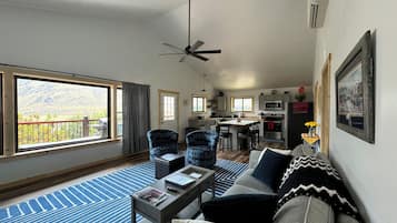 Smart-TV, peis og bøker