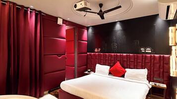 Las Vegas Casino Suite with Jacuzzi | Hypo-allergenic bedding available, soundproofing, WiFi (free)