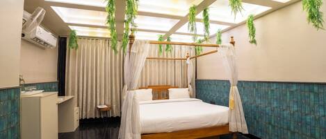 Soundproofing, free WiFi, bed sheets