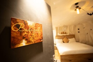Budapest Suite With Jacuzzi | Hypo-allergenic bedding, soundproofing, free WiFi, bed sheets - Orsom Stays Sassy - Sector 42 (Gurugram)