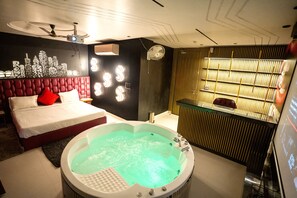 Las Vegas Casino Suite with Jacuzzi - Orsom Stays Sassy - Sector 42 (Gurugram)