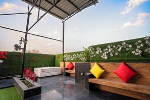 Tranquil Terrace Dubai Suite | Deep-soaking bathtub - Orsom Stays Sassy - Sector 42 (Gurugram)